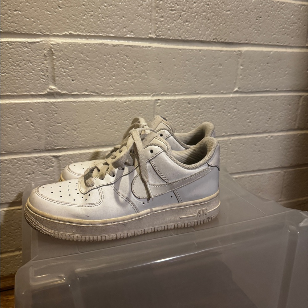 Classic White Low-Top Women's Sneakers with Cushioned Support